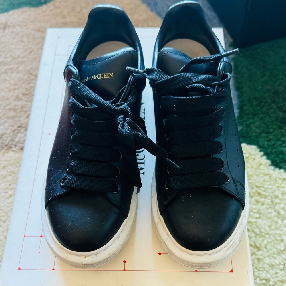 Size 38 these can easy  be cleaned